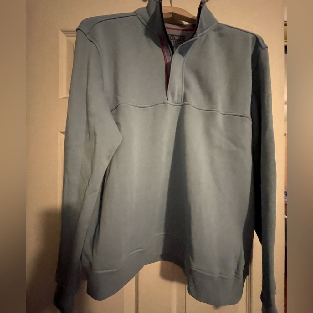 1/4 zip Sweatshirt Men’s medium light blue